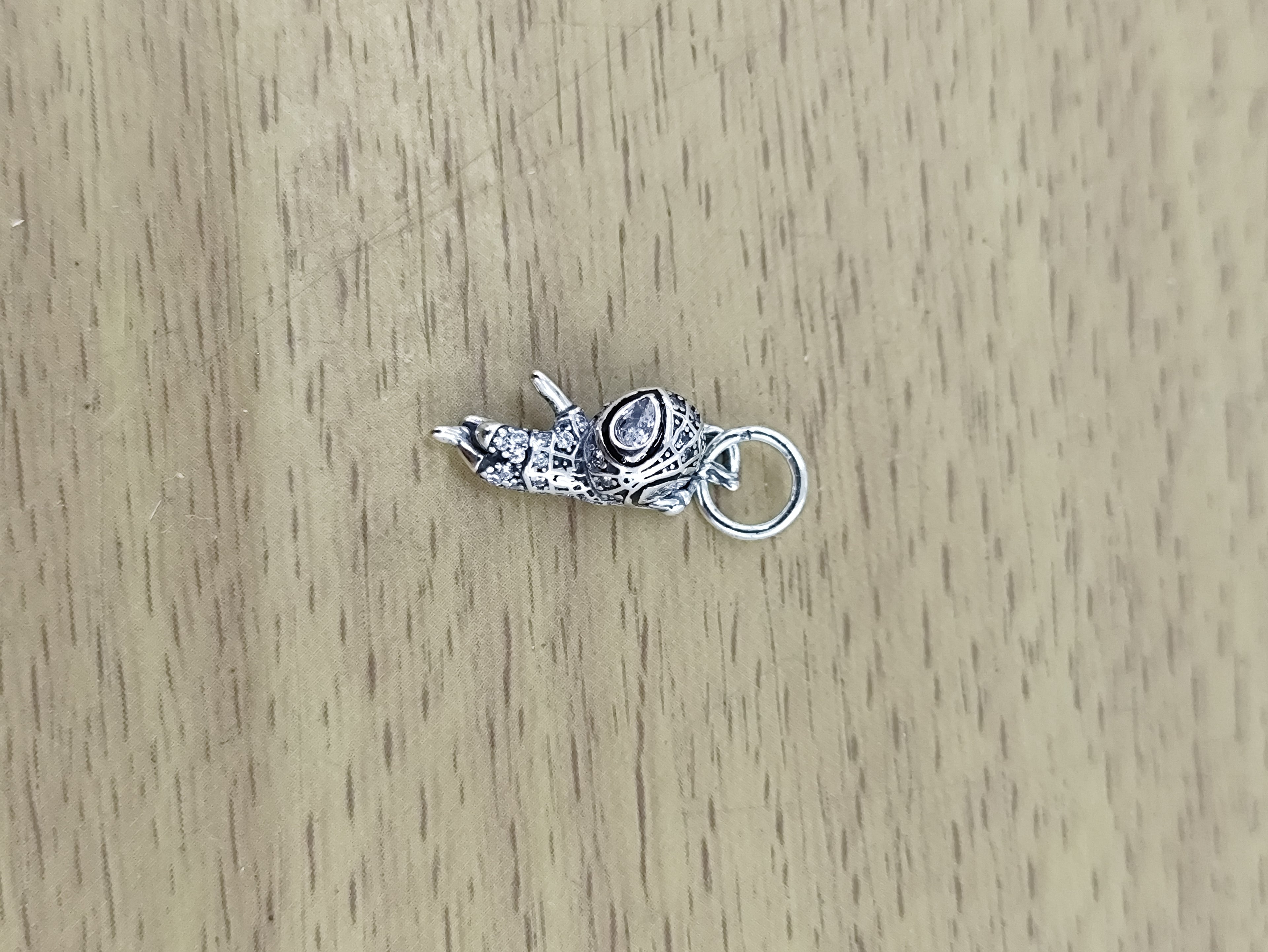 TMPCH043 Dije Charm Pand Spiderman Balanceandose Ojos Zirconia en Plata Fina .925