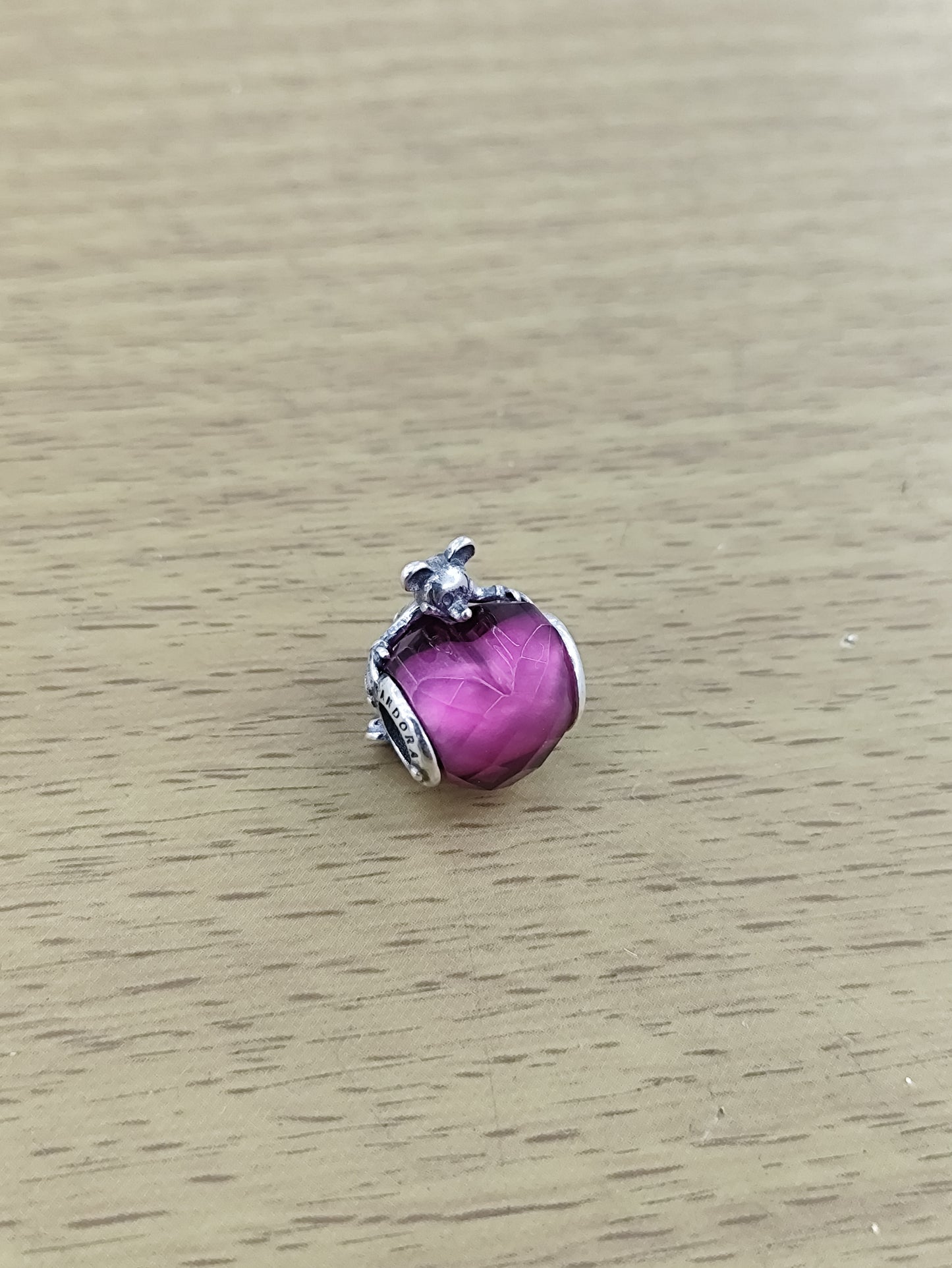 TMPCH044 Dije Charm Pand Mickey Abrazando Corazón Morado en Plata Fina .925