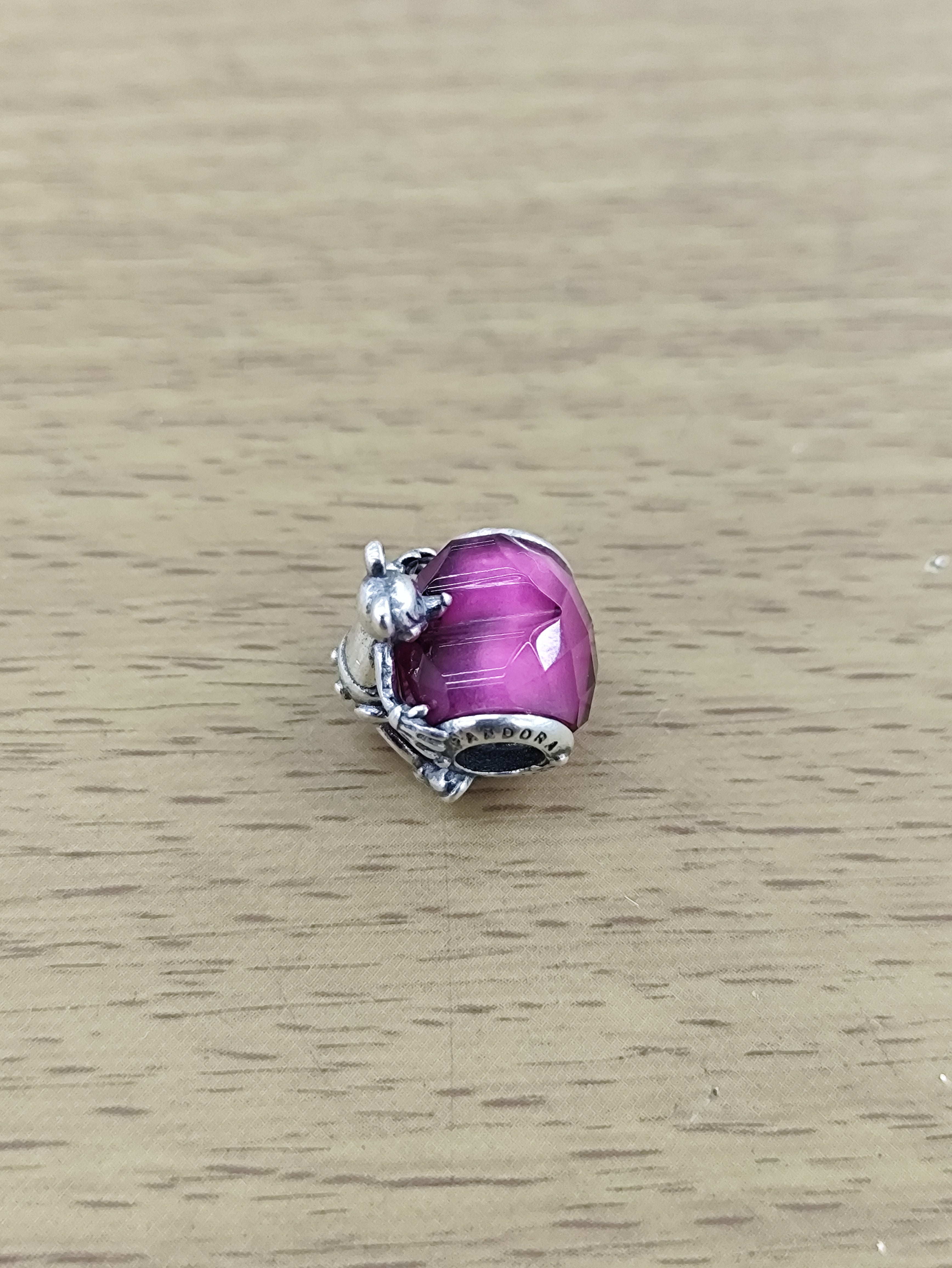 TMPCH044 Dije Charm Pand Mickey Abrazando Corazón Morado en Plata Fina .925