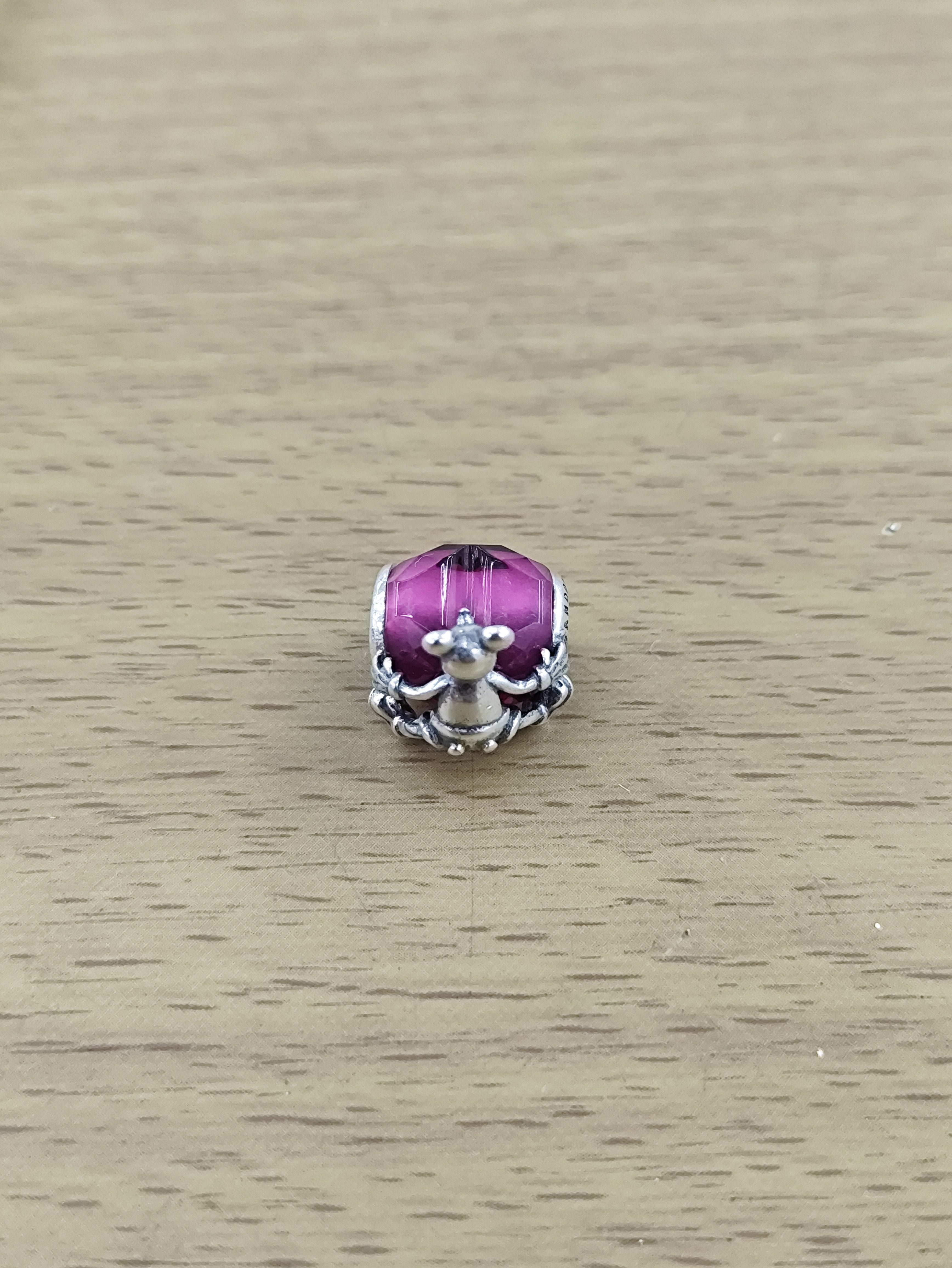 TMPCH044 Dije Charm Pand Mickey Abrazando Corazón Morado en Plata Fina .925