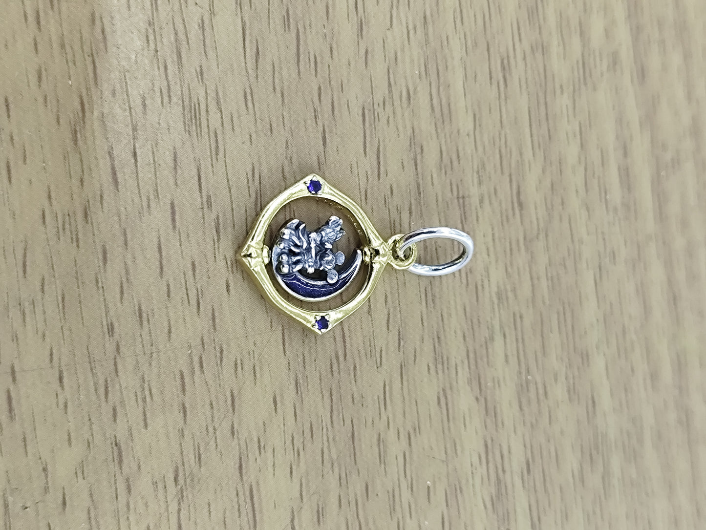 TMPCH045 Dije Charm Pand Circulo Dorado Minnie y Mickey en Luna en Plata Fina .925