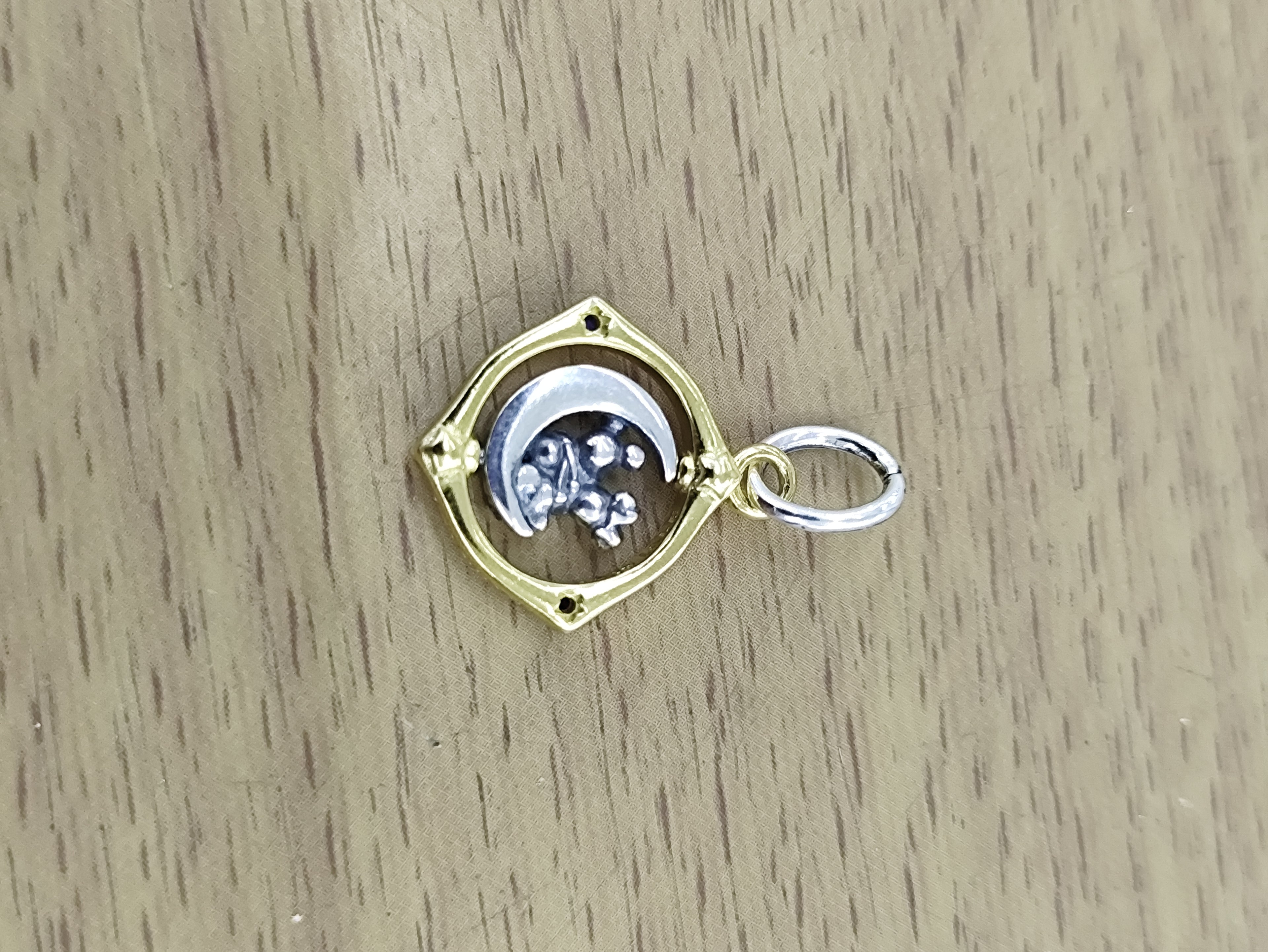 TMPCH045 Dije Charm Pand Circulo Dorado Minnie y Mickey en Luna en Plata Fina .925