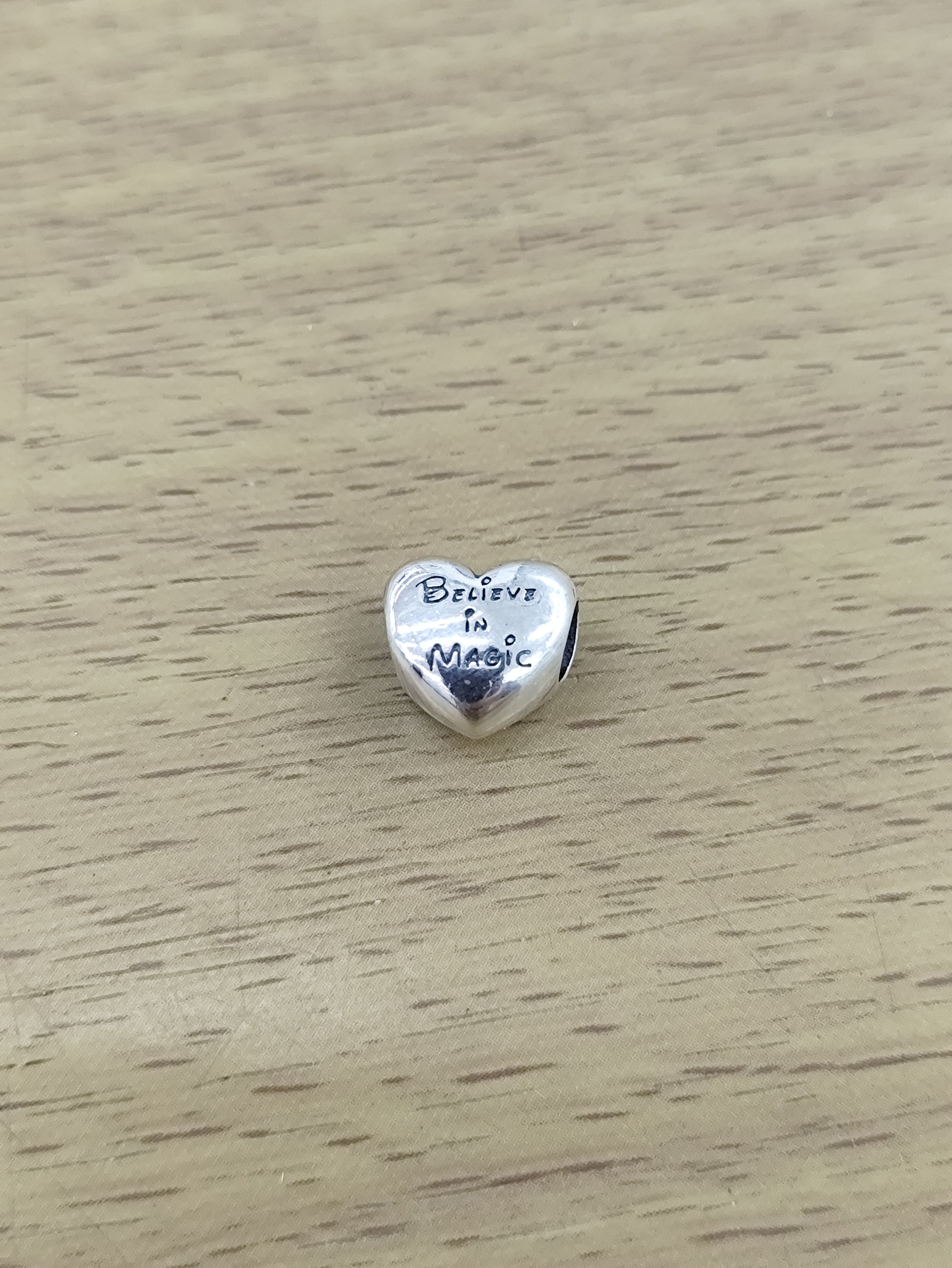 TMPCH046 Dije Charm Pand Corazón Bombeado Siluetas Kissing en Plata Fina .925