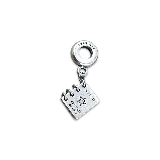 TMPCH017 Dije Charm Pand Pasaporte Republic Of Love en Plata Fina .925