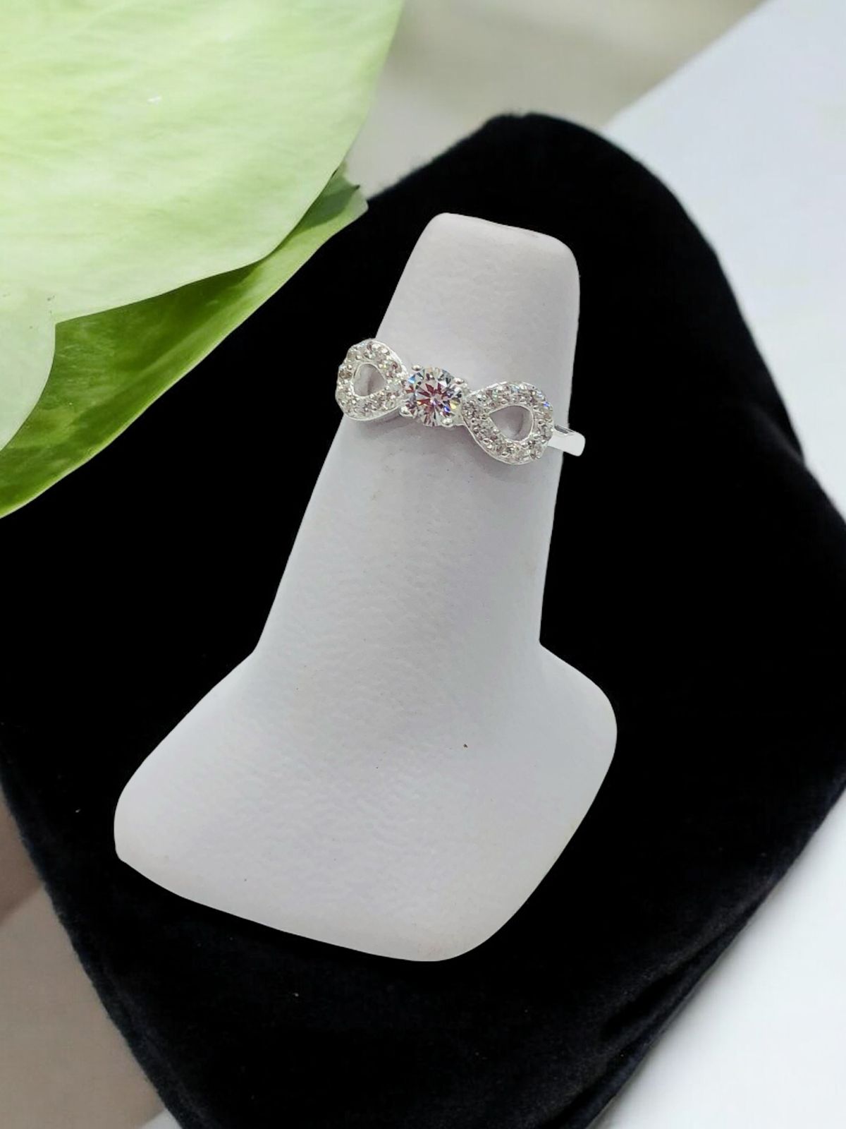 TMPAD008 Anillo de Infinito con Zirconia al Centro en Plata Fina.925